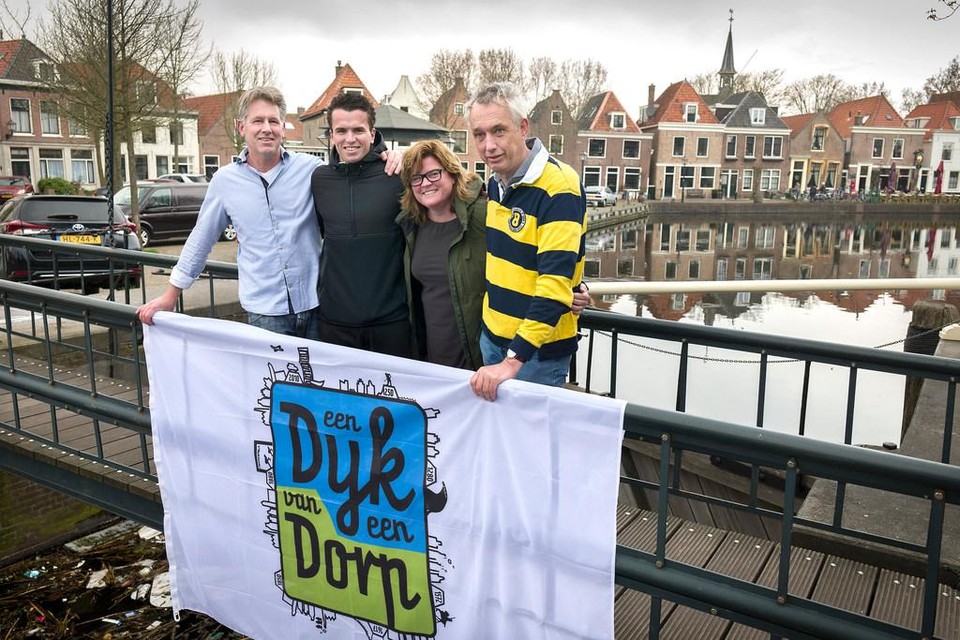Een aantal van de mensen achter de Spaarndamse stichting Dijk van een Dorp: Roland Bakker, Jorri van der Aar, Sacha Goossens en Han Steketee.