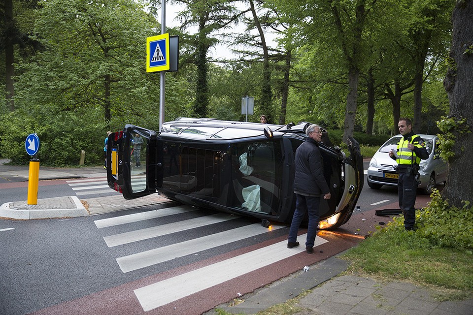Auto op kant in Aerdenhout, bestuurster gewond