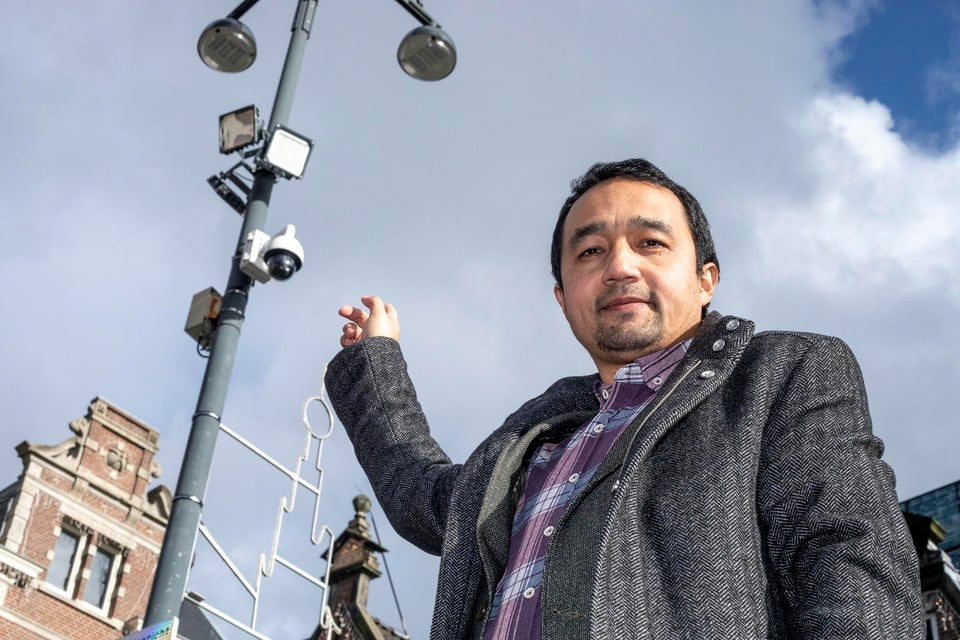 Oeigoer Abdukayyum Jappar bij een van de omstreden camera’s op het Klokhuisplein.
