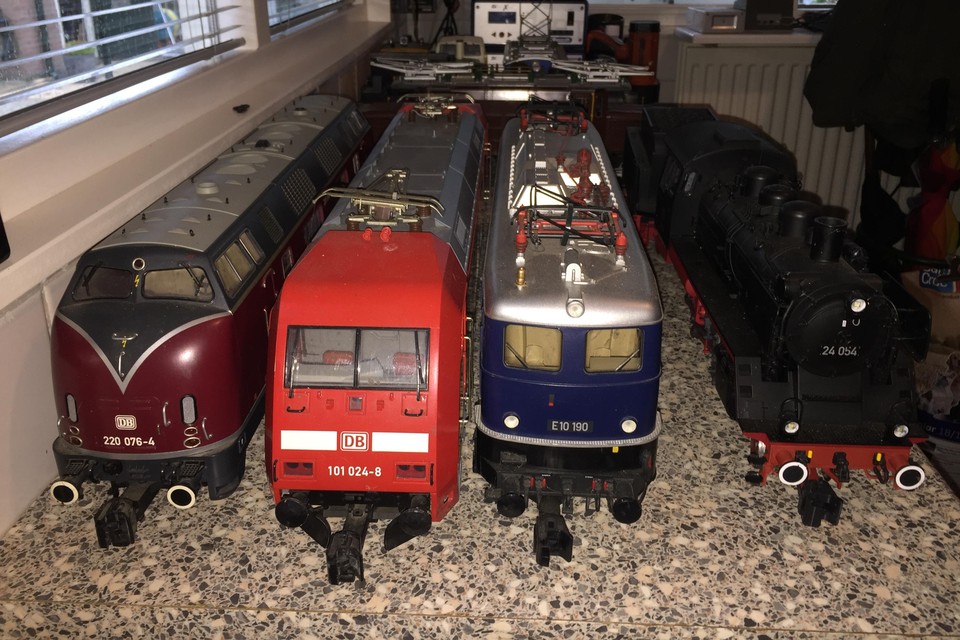 De locomotieven staan droog binnen te wachten op het nieuwe jaar.