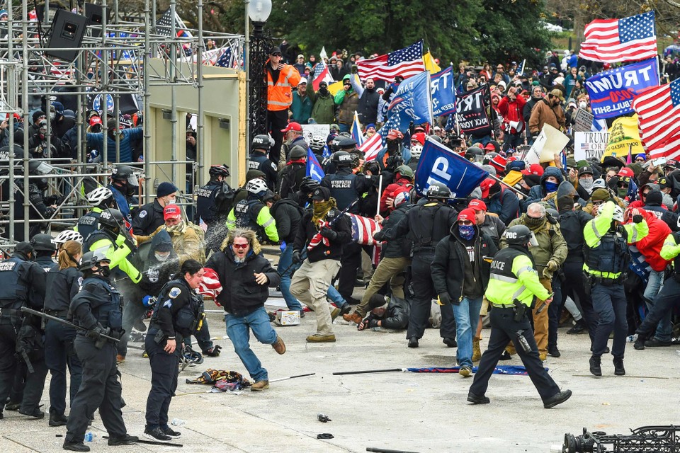 Trumpaanhangers in gevecht met politie voor het Capitool.