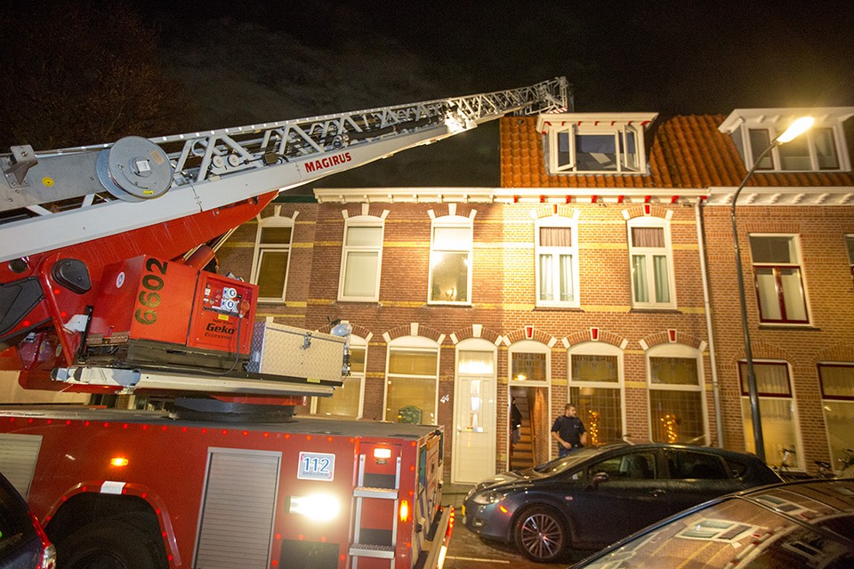 In een woning aan de Javastraat in Haarlem is donderdagavond brand uitgebroken. Foto: Michel van Bergen