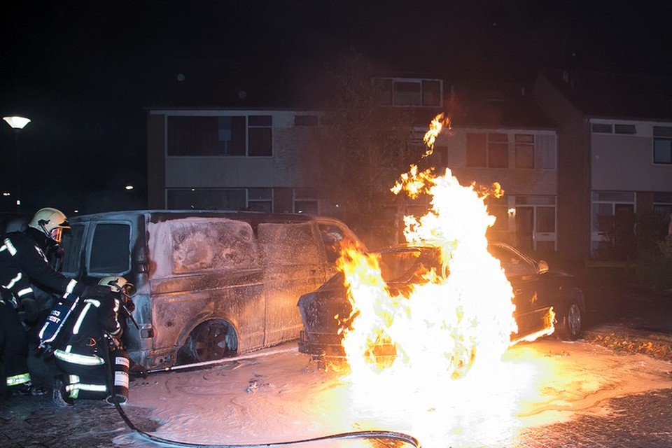 Drie auto's uitgebrand in Soest. Foto Caspar Huurdeman