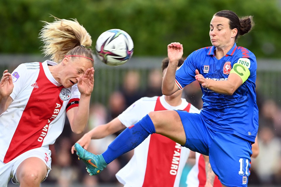Stefanie van der Gragt in duel met Renate Jansen van FC Twente.