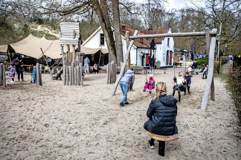 De speeltuin bij Kraantje Lek is weer open tot plezier van kinderen en hun ouders.