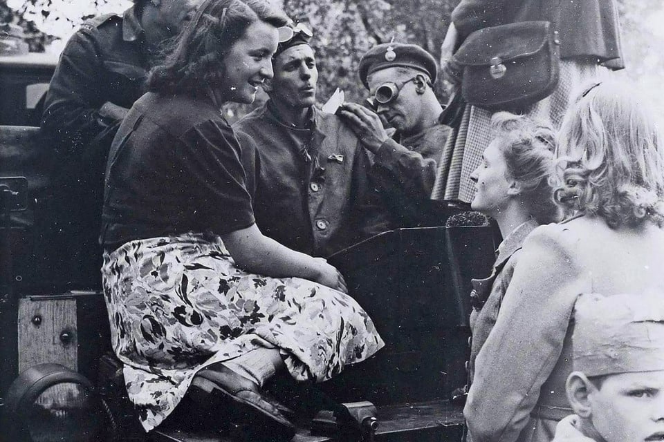 NEderlandse vrouwen met Canadese bevrijders van ons land in mei 1945.