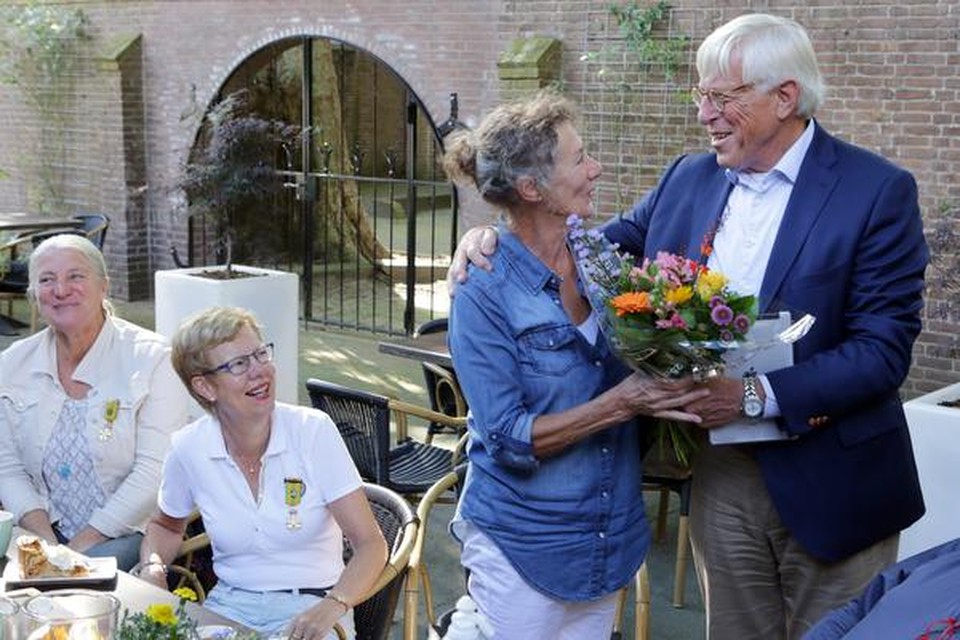 Corrie Goes (27 keer Vierdaagse Nijmegen) krijgt bloemen van wethouder Stam.