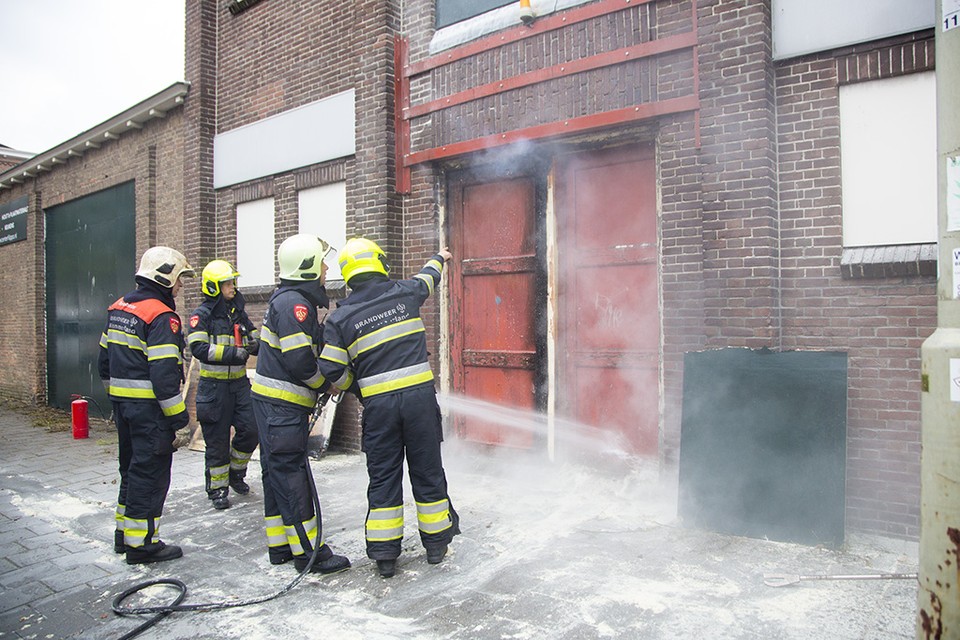 Brand in Haarlemse bedrijfsloods door wegbranden onkruid. Foto: Michel van Bergen