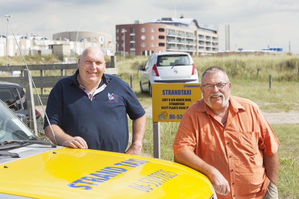 Peter de Bie (l), bedenker van de teksten op de gele bordjes en Frans Koks, chauffeur van de strandtaxi.