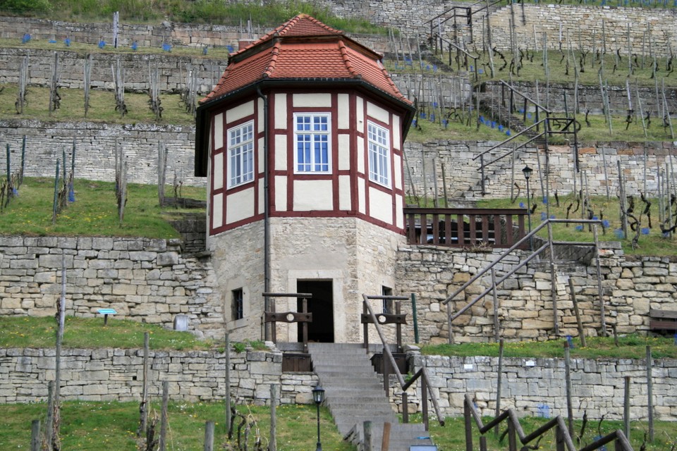 Typisch voor het gebied Saale-Unstrut, deze bouwsels in de wijngaarden. Hier op een helling bij Freyburg. (Arnoud Cornelissen)