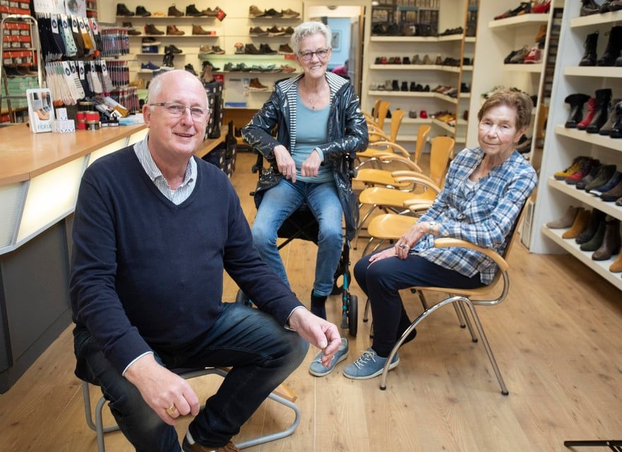 Kees Hoogenbosch met twee vaste klanten: mevrouw Heil en mevrouw van Dijk.