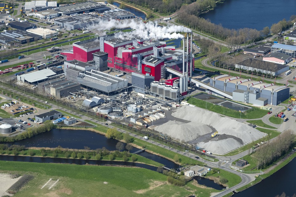 Het HVC-terrein met afvalverbrandingsovens in Alkmaar.