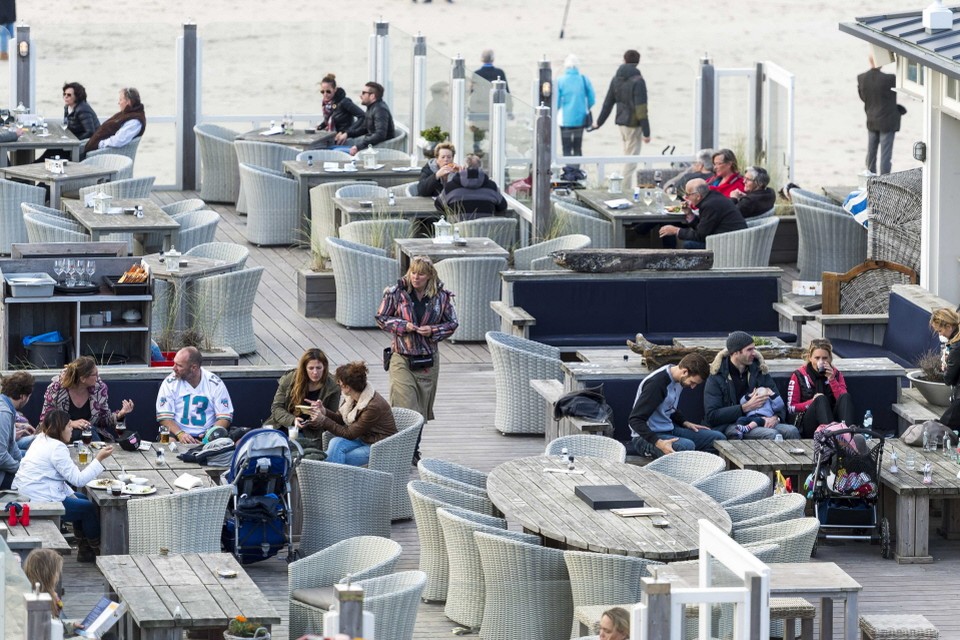 Dagjesmensen die naar Zandvoort willen, gaan mogelijk zomers meer en 's winters minder parkeergeld betalen. foto ANP