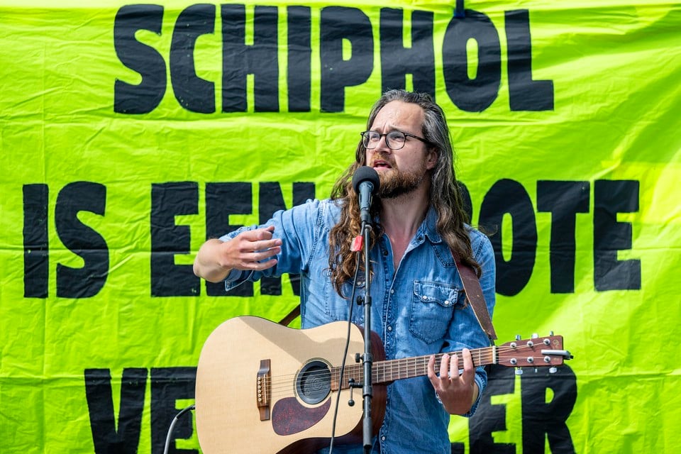 Florian Wolf tijdens zijn optreden op Schiphol