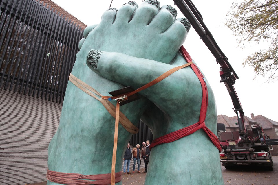 ’Hand en voet in omhelzing’ werd eind 2017 voor het Singer Museum in Laren geplaatst.