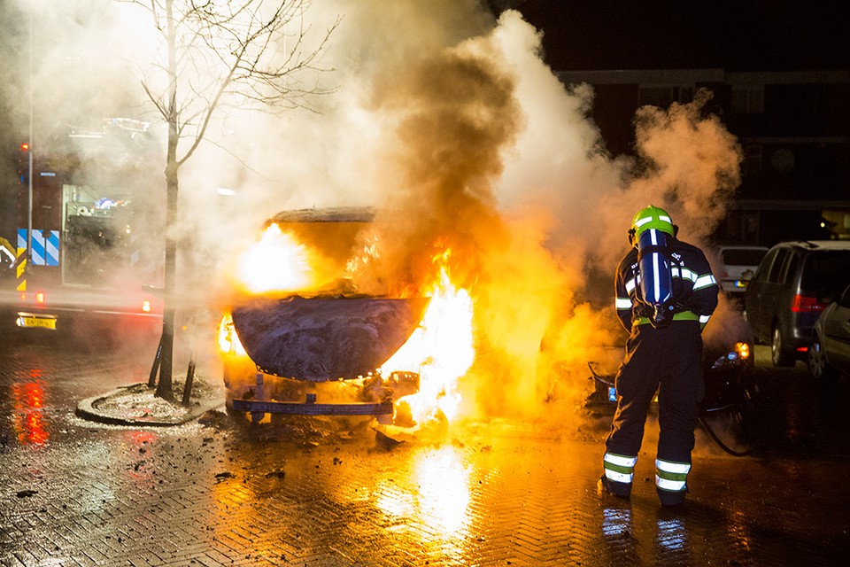 De brandweer kwam snel ter plaatse bij een autobrand in Haarlem.