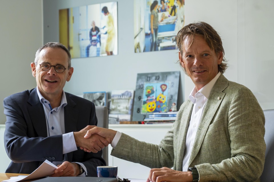 Ivo van Schaik (links), voorzitter raad van bestuur van het Spaarne Gasthuis, en projectontwikkelaar Ernest van der Meijde sluiten een overeenkomst.