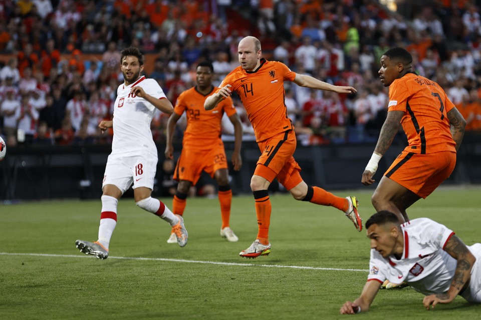 Davy Klaassen scoort de 1-2 en zet Nederland daarmee op het juiste spoor tegen Polen.