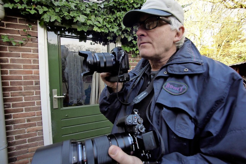 Professioneel fotograaf Fred de Jong uit Hilversum werd bestolen op een terras, loste de zaak zelf op maar vangt bot bij de politie.