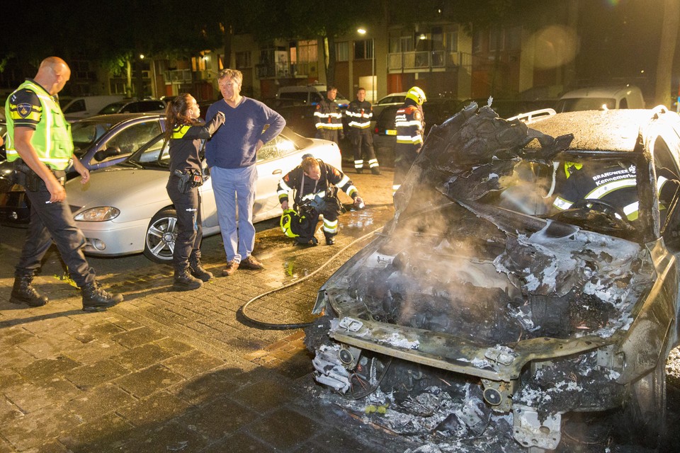 Burgemeester Bernt Schneiders staat bij zijn uitgebrande auto.