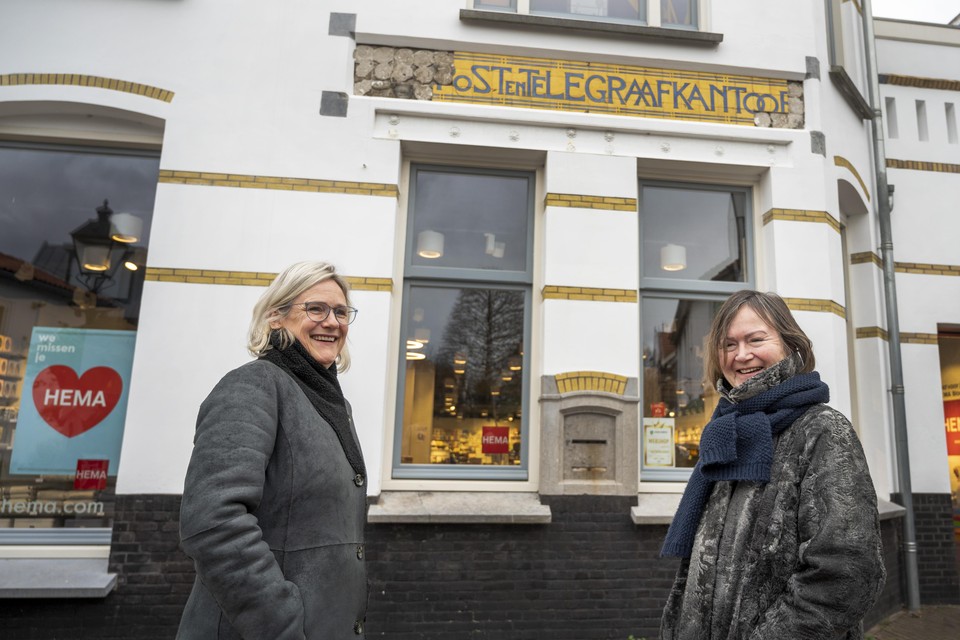 Lizzy van Haastert (l.) en buurvrouw Mariette van Son bij de kapotte gevelstenen van het oude postkantoor.
