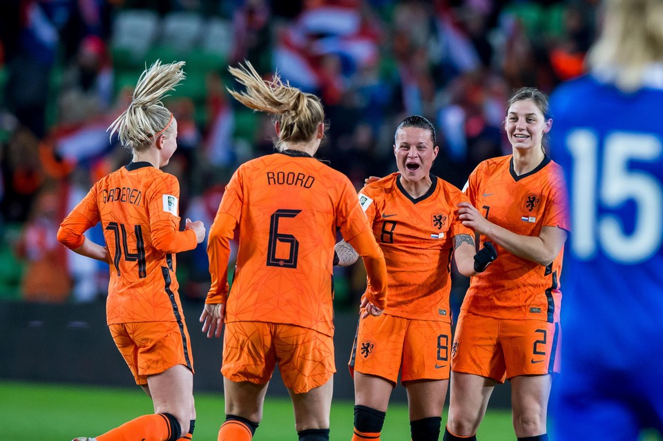 Sherida Spitse viert haar goal (9-0) tijdens de WK-kwalificatiewedstrijd tegen Cyprus.