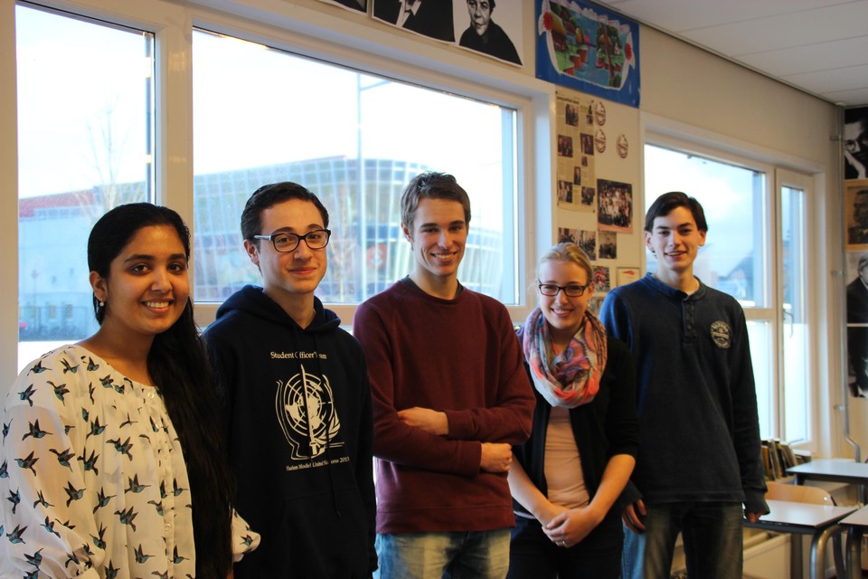Parminder, Simon, Kerrewin, Denise en Sam werden zaterdag tiende bij het NK Debatteren voor scholieren.