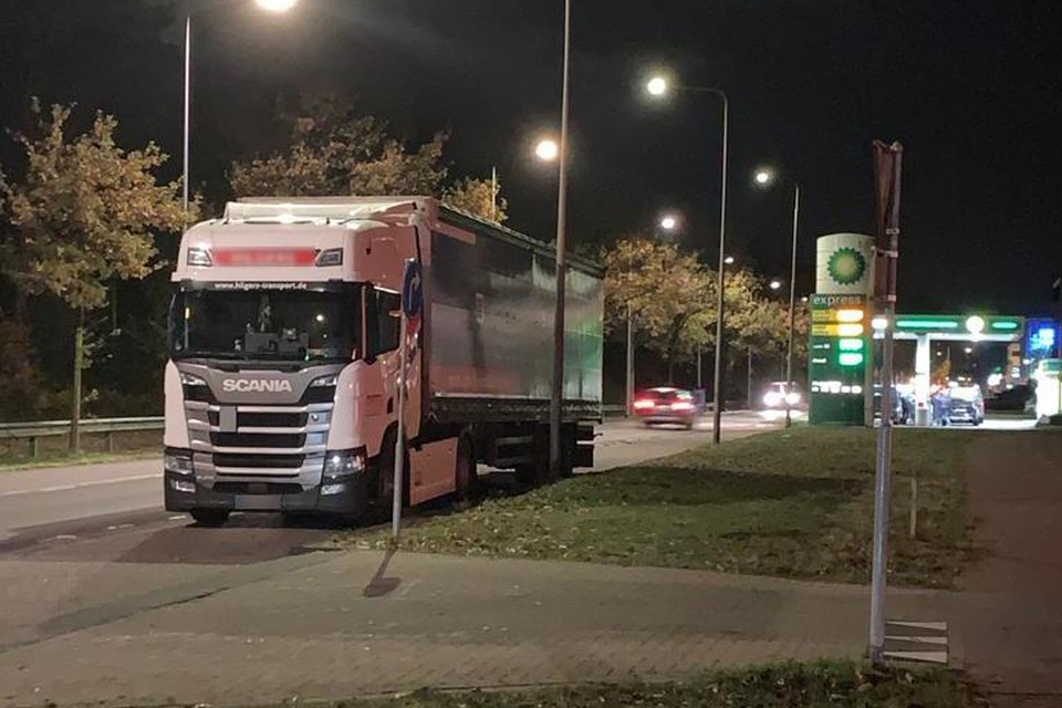 Een vrachtwagen staat verkeerd geparkeerd in Hilversum.