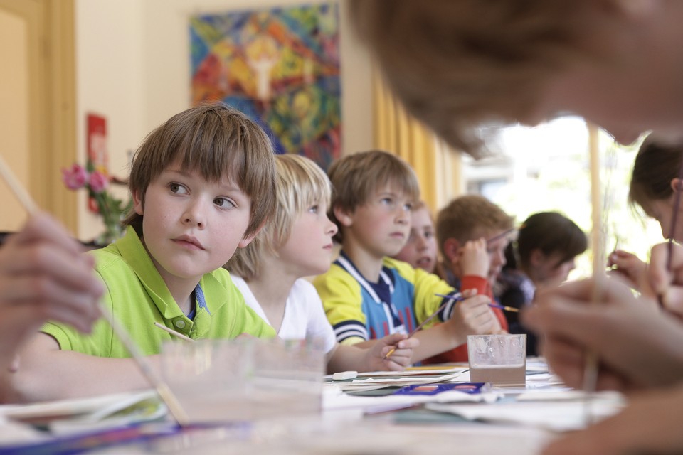 Kinderen maken kennis met pointillisme. Foto: Studio Kastermans/Marjorie Meinema