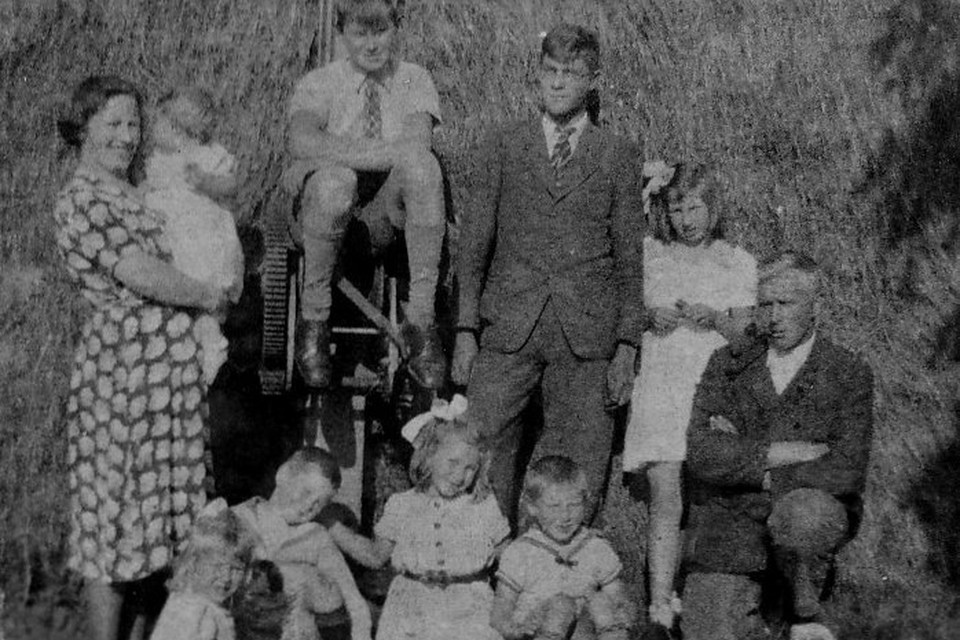 Het gezin Van der Veer op boerderij Hofrust in Muiderberg in 1942.