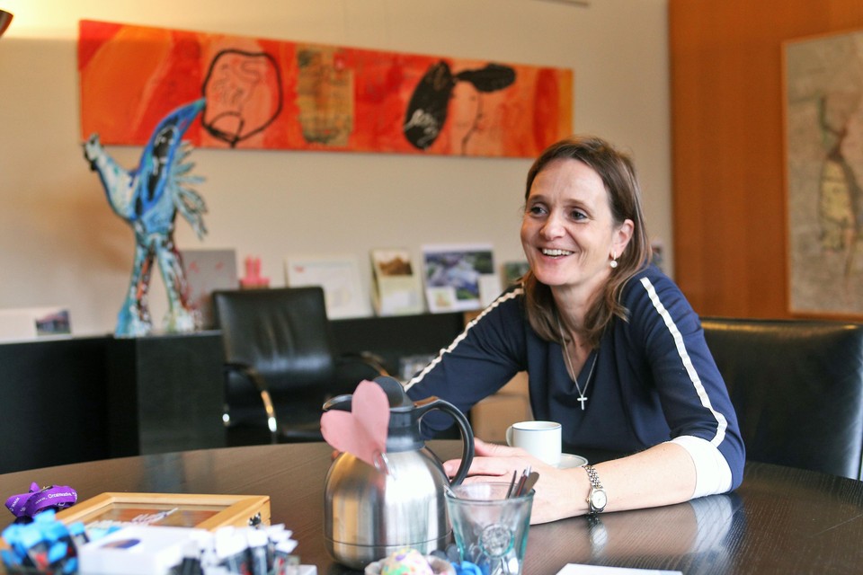 Nicolien van Vroonhoven tijdens een van haar laatste werkweken in haar kantoor op het raadhuis.
