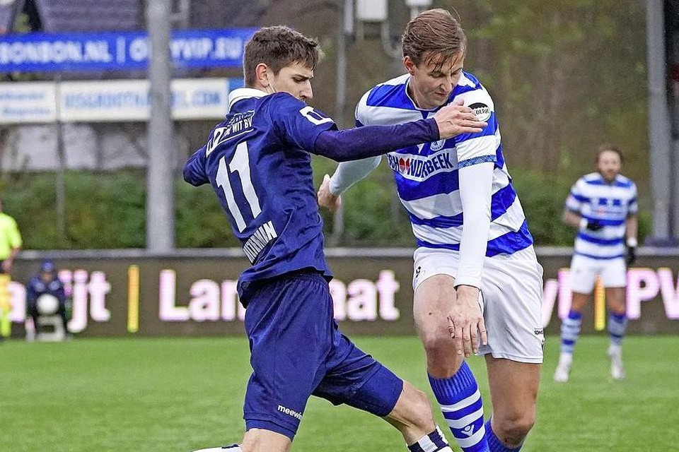 Van der Linden in duel met zijn opvolger bij de ’Koninklijke’, Jordy Hilterman (inmiddels Rijnsburgse Boys).