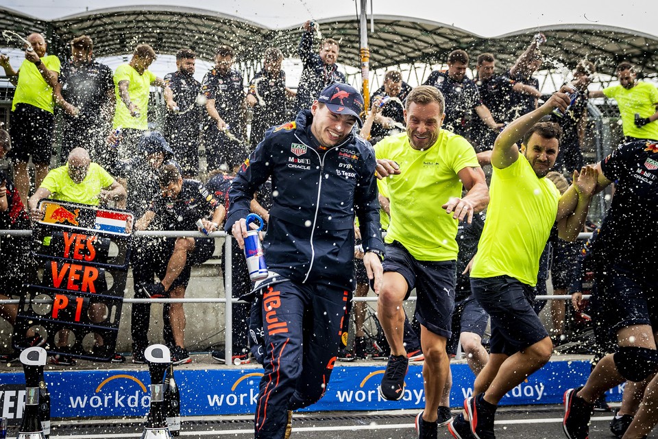 Max Verstappen heeft plezier met zijn teamgenoten.