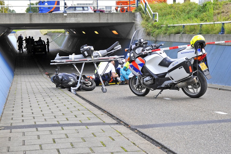Scooterrijder in Rozenburg gewond door aanrijding brommobiel. Foto Eric van Lieshout