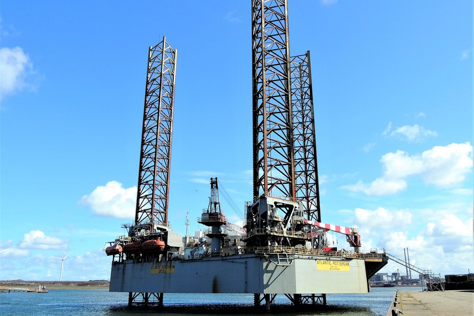 De in totaal 104 meter hoge poten van de Atlantic Rotterdam bepalen al lang het uitzicht bij de Trawlerkade.