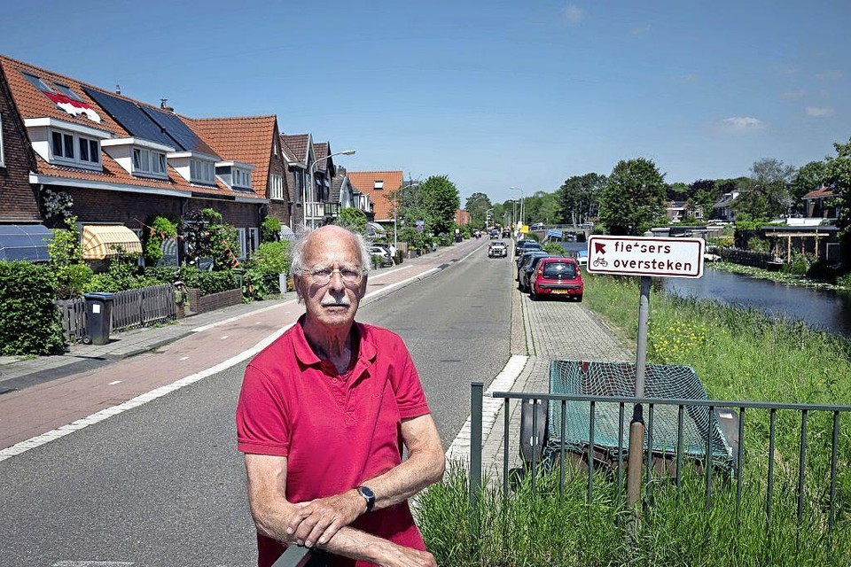 Theo Brogt bij de onveilige kruising in Vogelenzang.