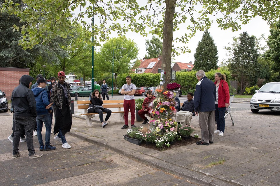 Buurtbewoners bijeen bij de herdenkingsplek langs de Weegbreestraat in Soest. De hele dag lopen mensen af en aan.