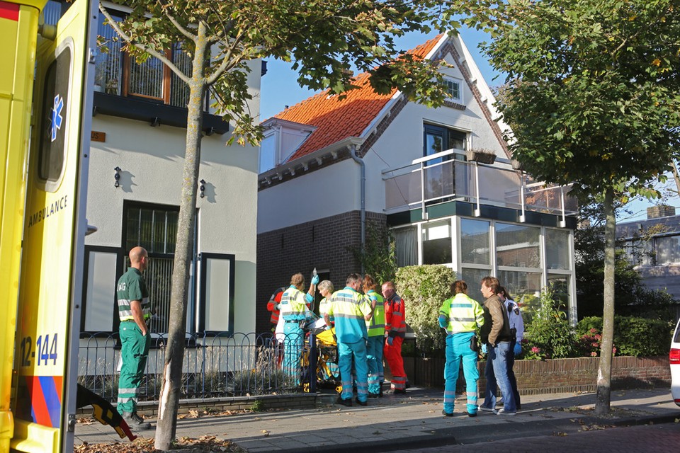 Man ernstig gewond na val van dak in Zandvoort. Foto: Rowin van Diest