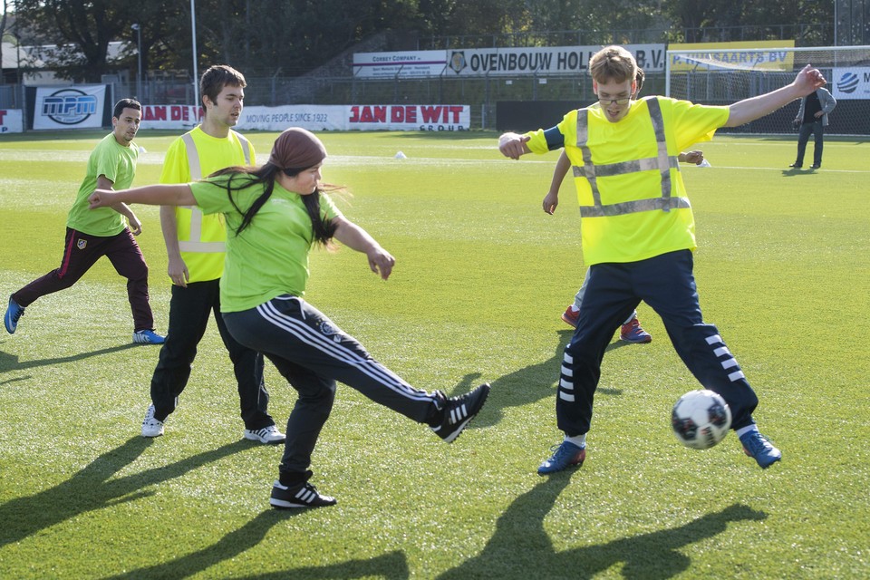Voetbalwedstrijdje tussen het Greenteam en het Cleanteam op het gras van Telstar.