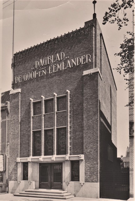 In 1928 verrees aan de Groest een fraai bedrijfspand naar een ontwerp van architect Van Laren.