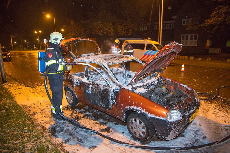 Auto brandt uit in Heemstede. Foto: Michel van Bergen