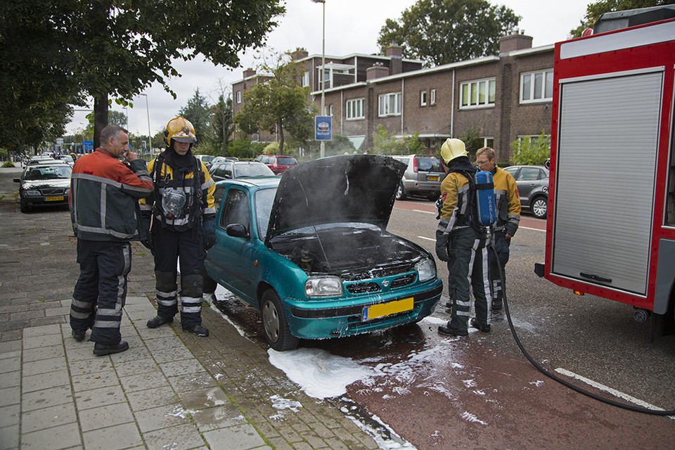 Op de Kleverlaan in Haarlem is zondagavond een auto in brand gevlogen. Foto Michel van Bergen