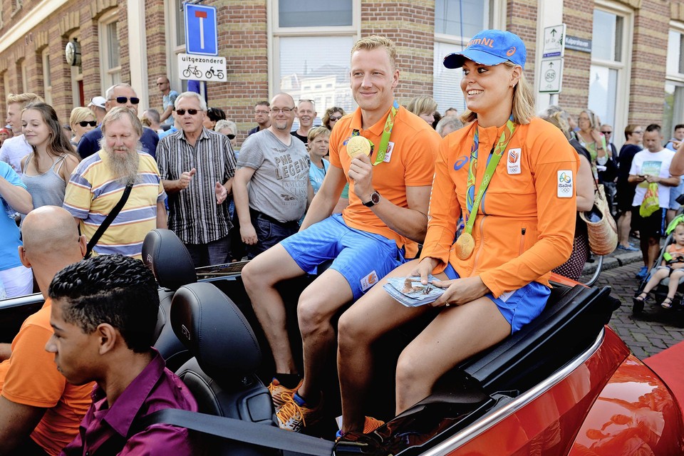 Sharon van Rouwendaal en Ferry Weertman bij de huldiging in 2016. Ze doen mee aan het EK ter voorbereiding op de Spelen waar ze hun goud willen prolongeren.