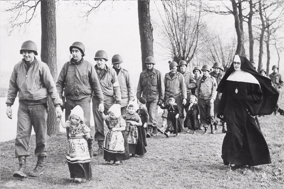 Zuster Marie Pascale aan de wandel met militairen op een uitje met ’Volendammer’ kinderen op een foto uit ’Militaire ooggetuigen’.
