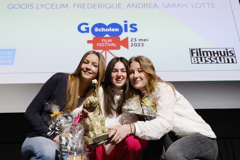 Andrea, Frederique en Sarah (vlnr) met hun Gouden Labradoodle.