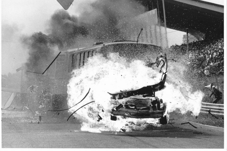 De noodlottige afloop van een spectaculaire stunt op het circuit van Zandvoort, waarbij de Belgische stuntman Alain Vincx op 25 mei 1987 het leven liet. 
Foto Noord-Hollands Archief/Poppe de Boer