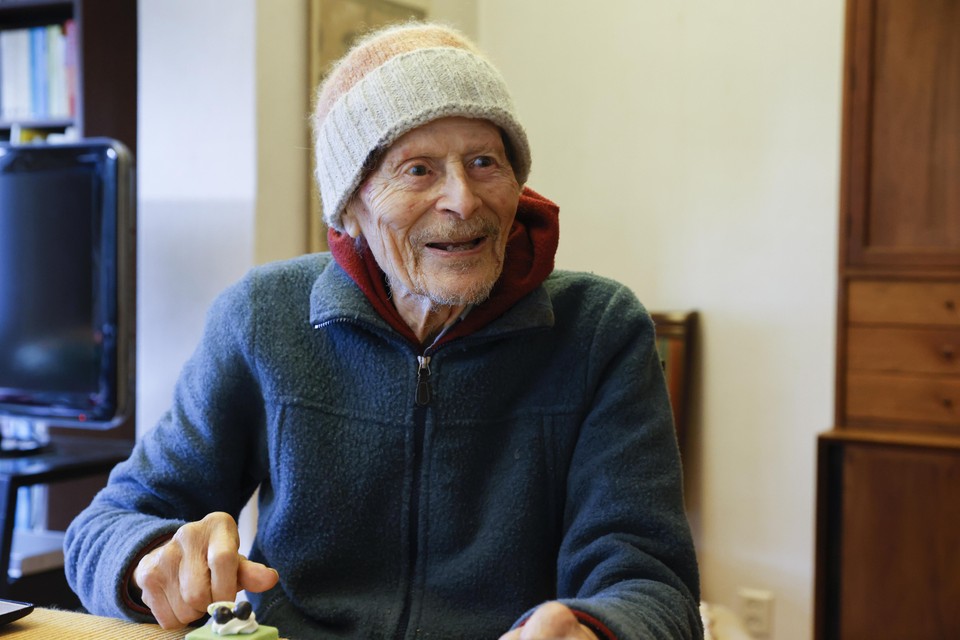 De muts op het hoofd van de 100-jarige hoogleraar wiskunde Jaap Korevaar houdt zijn gehoorapparaat op zijn plek.