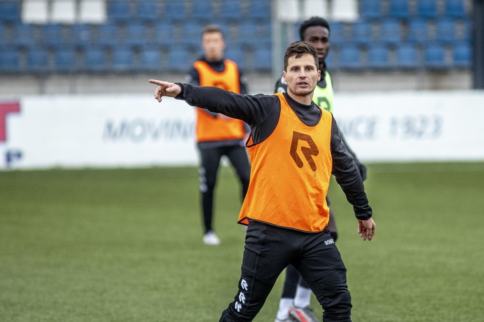 Tom Overtoom traint wel weer mee met de groep maar het is nog onduidelijk of hij zondag kan spelen tegen Volendam.