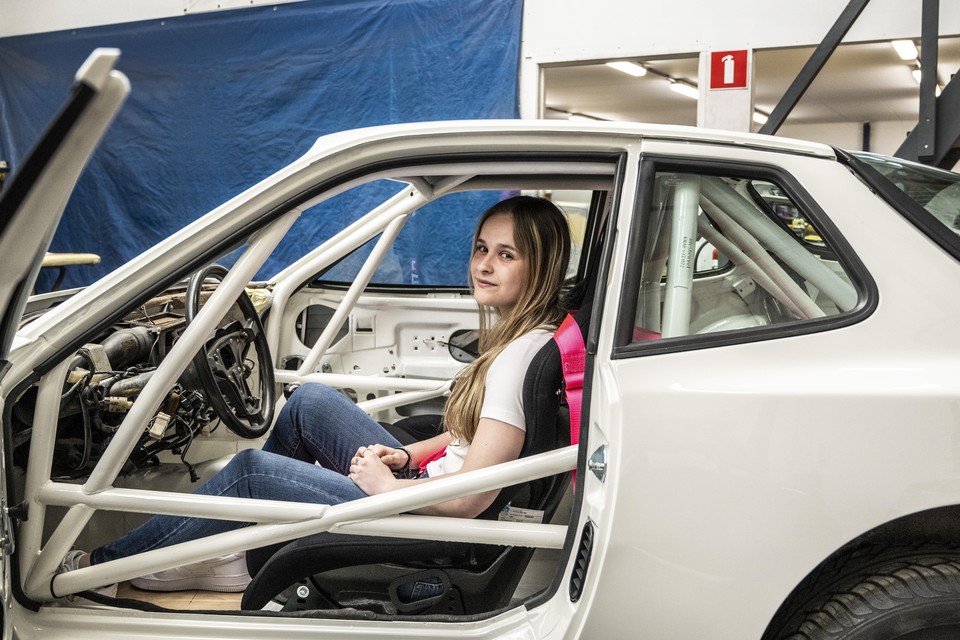 Vick Schuijlenburg gaat racen in haar omgebouwde Porsche.