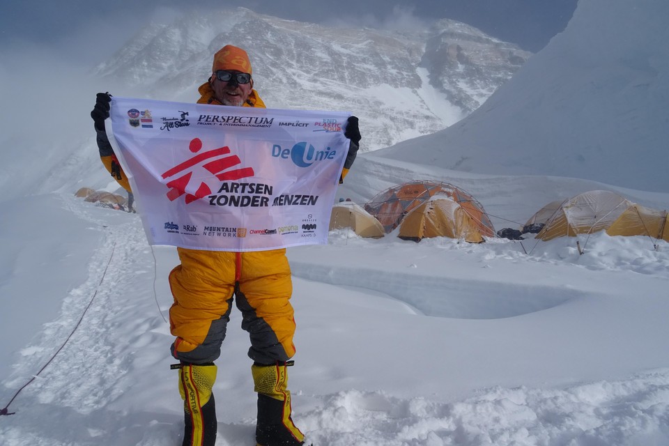Wilco Dekker werkte twee jaar voor Artsen zonder Grenzen en nam de vlag van deze organisatie mee naar de top.